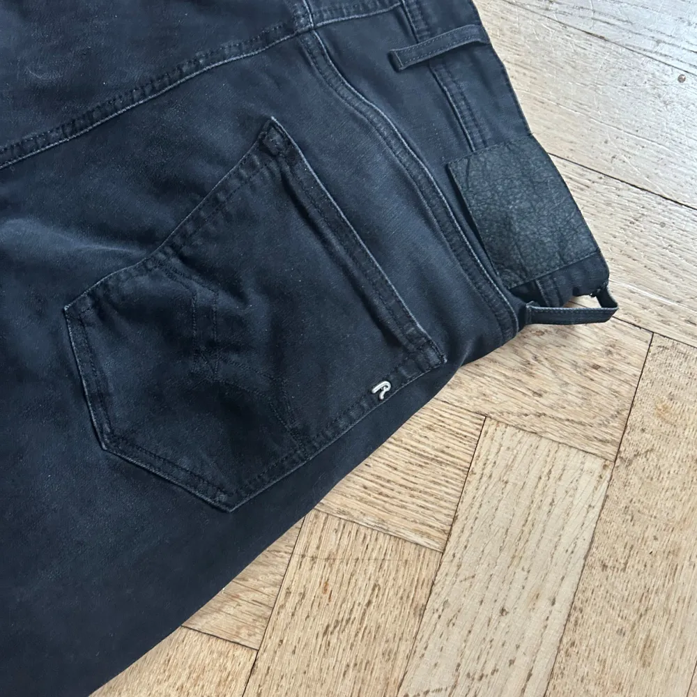 Snygga svarta jeansbyxor från Replay med en klassisk femficksdesign. Byxorna har en rak passform och är tillverkade i ett slitstarkt material. Perfekta för en stilren look. Hör av er om ni är intresserade eller har några frågor!. Farkut & Housut.