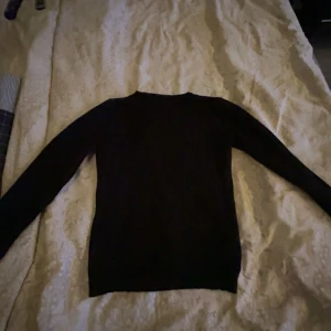 Svart långärmad tröja - Säljer en stilren svart långärmad tröja. Perfekt för kyligare dagar och enkel att matcha med olika outfits. Tröjan har en klassisk passform och är ett måste i garderoben. Skriv prisförslag eller om ni har frågor!!