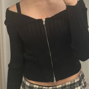 svart ribbad tröja  - säljer en svart ribbad tröja från Urban Outfitters med dragkedja framtill.jag köpte den för 300-400 kr, säljer pga min styl men annars tycker jag att den är såå fin. använd några gånger , storleken är S