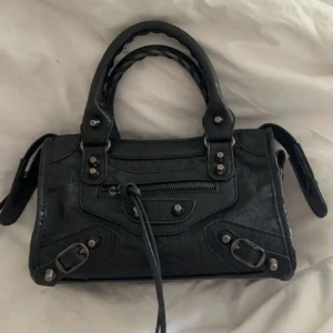 Snygg handväska  - Jättefin trendig handväska! Perfekt för att lyfta upp din outfit. Väskan är i väldigt fint skick och har inga defekter. Bilder lånade från förra ägaren🥰