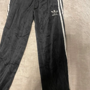 Svarta mjukis adidas byxor - Svarta adidas byxor i så skönt och mjukt material. Aldrig använda! Storlek Xs skriv vid fler frågor 💕