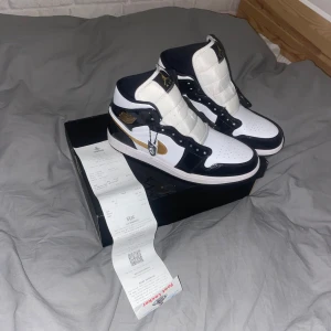 Nike Air Jordans 1 Pris diskutering!!! - Nike Air Jordan 1.                      Använda 2-3 ggr. Fint skick, det kommer med ett kvitto och själva sko lådan. För närmare titt på kvittot medelar du mig 👍🏽👍🏽👍🏽.                        Storlek 44 men pass form för 43.        Pris kan diskuteras om det inte känns rätt ✅ 