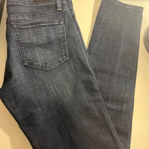 Blå jeans från Polo Ralph Lauren - Snygga blå jeans från Polo Ralph Lauren med klassisk femficksdesign och knappgylf. Perfekta för en stilren look. Nyskick. W29 L30