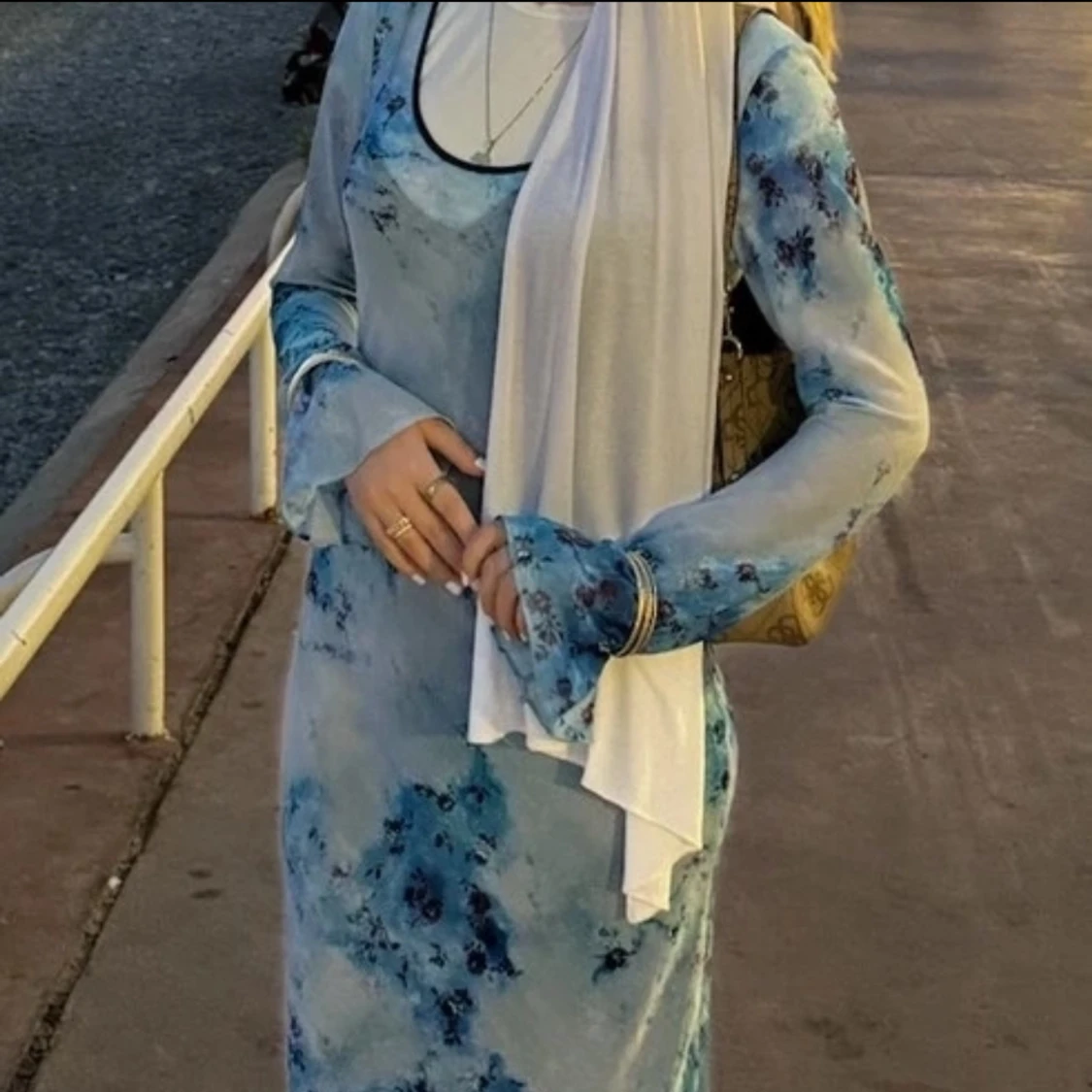 Blå långklänning med blommigt mönster - 1