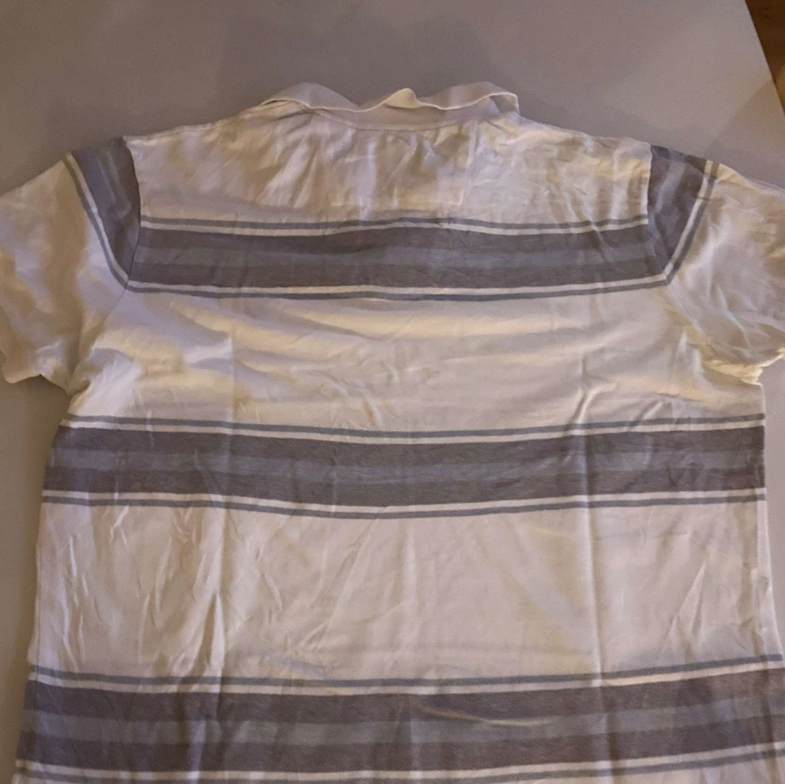 Vit och grå randig pikétröja från Chaps - 3