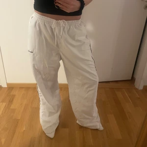 Vita träningsbyxor från iets frans - Vita träningsbyxor från iets frans i storlek L. Knappt använda