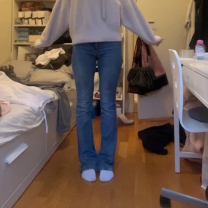 Blå bootcut jeans - Snygga jeans från Zara. De är i bra skick förutom en liten fläck nagellim på låret och lite blekta längst ner(se bild 4 och 5). Fläcken går säkert att få bort om man vet hur man ska göra💕💕