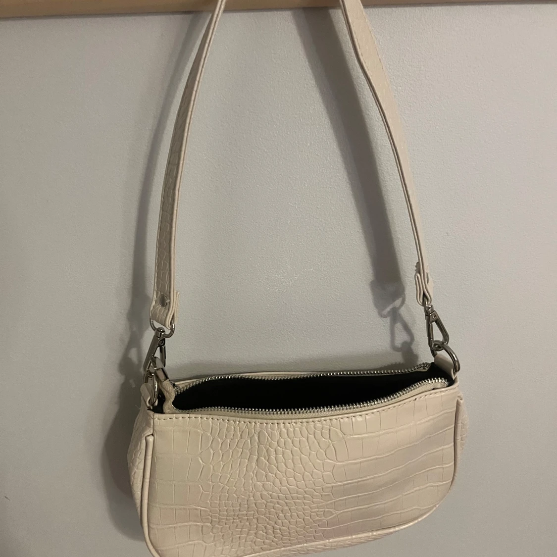 Beige axelväska med krokodilmönster - 2