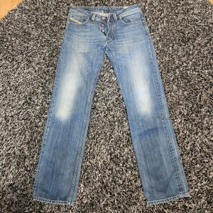 Blå jeansbyxor - Säljer dessa fetta jeans från diesel. Bra skick använda inga defekter. Storlek 32/34. Skriv vid intresse eller frågor. 