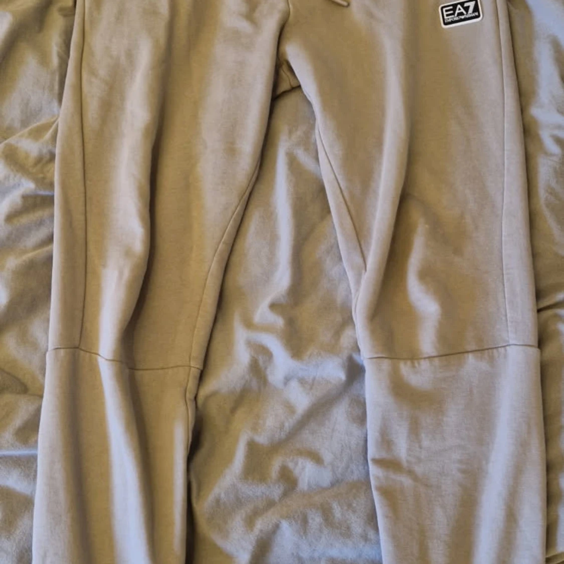 Beige mjukisbyxor från Emporio Armani