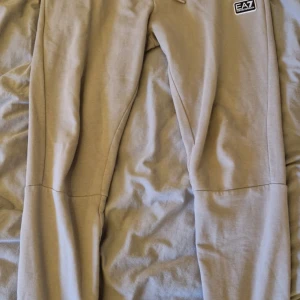 Beige mjukisbyxor från Emporio Armani - Snygga beige mjukisbyxor från Emporio Armani med EA7-logga. Dem är självklart äkta man kan scanna.