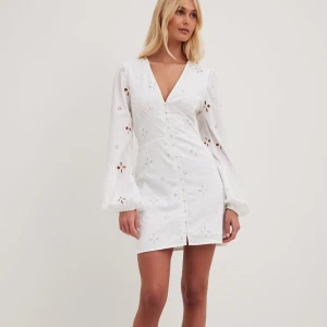 Studentklänning Nakd - Intressekoll på denna otroligt fina studentklänningen från NAKD💕 Den är helt slutsåld på hemsidan. Klänningen är helt ny med lappen kvar och är i storlek S