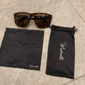 Solglasögon från Moretti som är lik rayban🕶️ - Snygga solglasögon från Moretti med ett klassiskt leopardmönster. De har en stilren design med bruna linser och en bekväm passform. Perfekta för soliga dagar och kommer med en praktisk förvaringspåse och putsduk. Priset ej hugger i sten 🪨