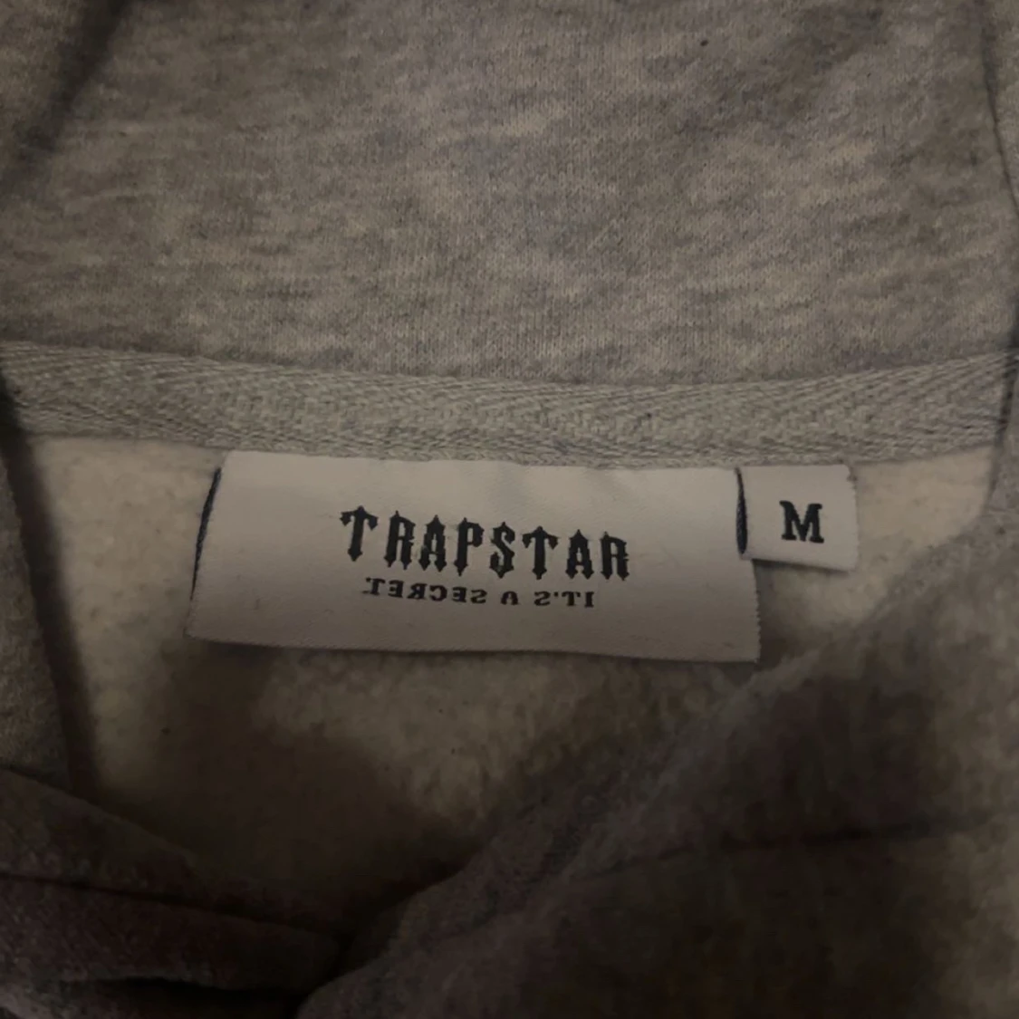 Grå hoodie från Trapstar - 2