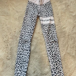Leopardmönstrade leggings från stronger - Snygga leopardmönstrade leggings i svart och vit. 