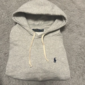 Ralph lauren hoodie  - Storlek S. Bra skick. Inga hål/skador.