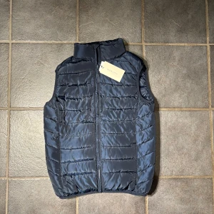 Svart Pier One väst - Storlek M. Nytt skick. Hör av dig vid funderingar!!