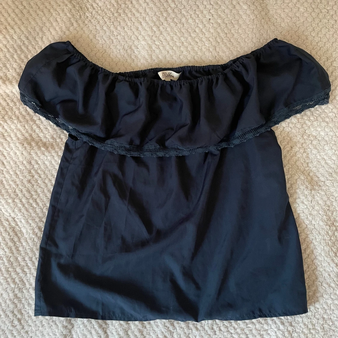 Svart offshoulder topp från Ribbon