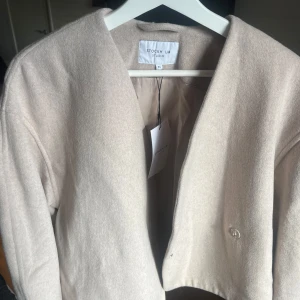Beige kappa från Stockh LM Studio - Snygg beige kappa från Stockh LM Studio i storlek XS. (Nyskick, aldrig använd)  Perfekt vårjacka 🥰🥰