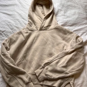 Beige hoodie från Stradivarius - Säljer en stilren beige hoodie från Stradivarius. Den har en klassisk design med huva och långa ärmar. Perfekt för en avslappnad look. Tillverkad i mjukt material för extra komfort.