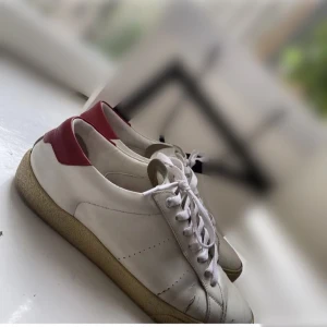 Saint Laurent | Skor - Saint Laurent Skor | 42 | Vit Röda | Varken Box eller Tillbehör medföljer ❌| Slitna + förgulnad sula, därav priset | Nypris ≈ 5000