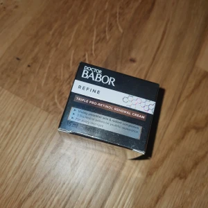Hudkräm - HELT NY OCH OANVÄND, DYRT INKÖP MEN VAD JAG VET SÄLJS INTE JUST DENNA LÄNGRE! Doctor Babor Refine Triple Pro-Retinol Renewal Cream är en ansiktskräm som lovar att ge en jämnare och strålande hud. Den innehåller en kraftfull kombination av retinol för att förbättra hudens struktur och minska tecken på åldrande.