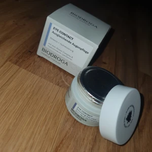 Ögon kräm - Biodroga Eye Contact Balancing Eye Care är en ögonkräm med anti-stress komplex och hyaluronsyra. Den är doftfri och designad för att balansera och återfukta huden runt ögonen. Perfekt för att ge en fräsch och pigg look. HELT NY OCH OANVÄND!