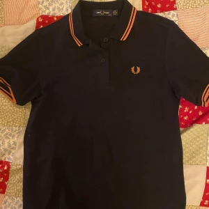 Svart pikétröja från Fred Perry - Supersnygg Fred Perry tröja som bara använts en gång, kan anses som ny utan prislapp :)