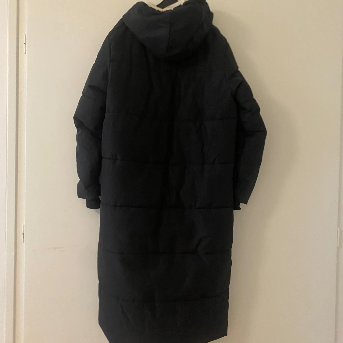 Svart lång dunjacka med huva - 1