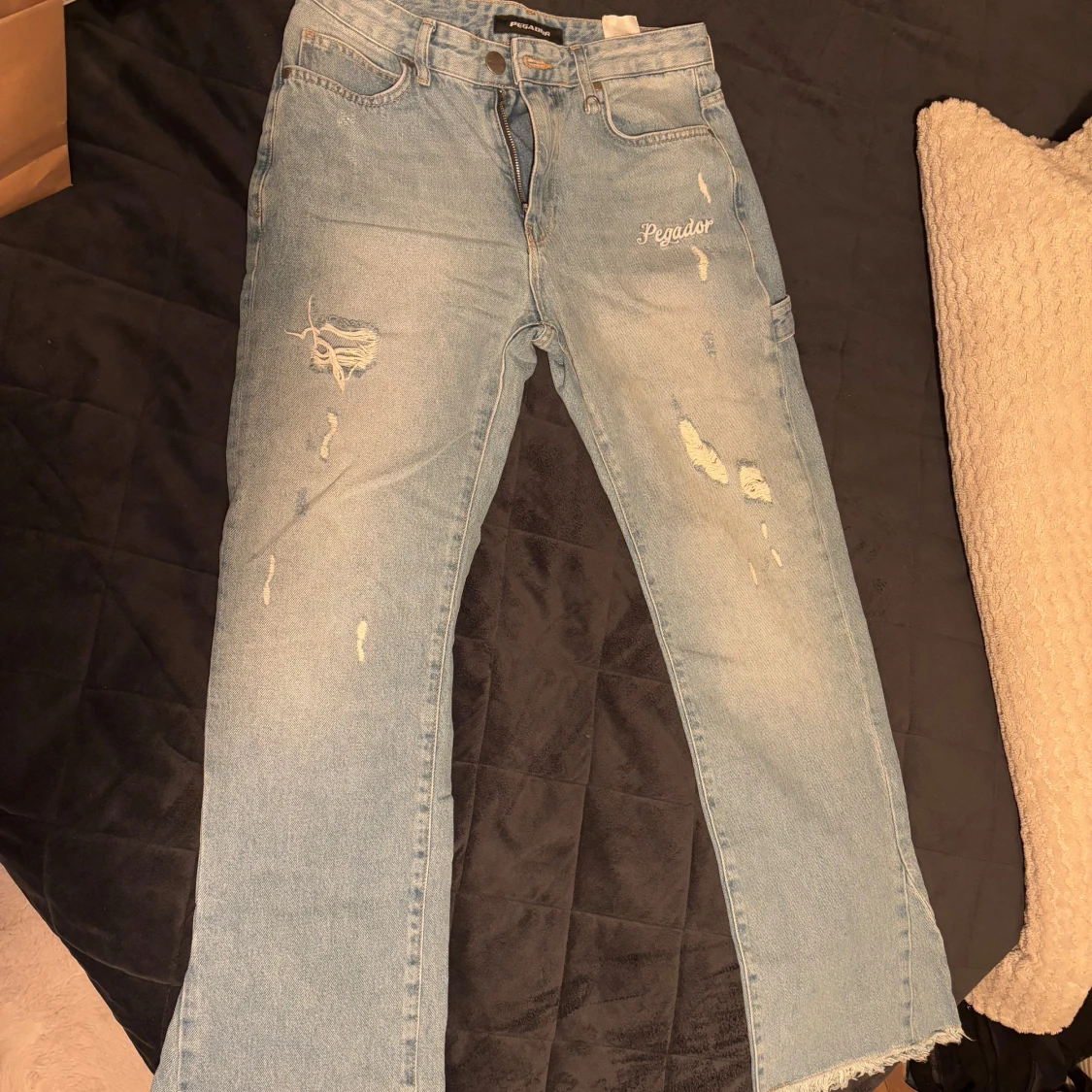 Blå jeans från Pegador, med slitningar