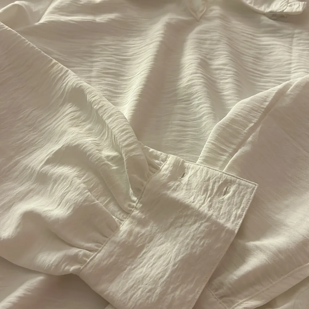 Super fin vit blus från märket aware, använd en gång på ett bröllop, super fin på och går att ha nerviken krage och uppknäppt, väldigt tunt och luftigt material. Nyköpt ca 400-500kr. Puserot.