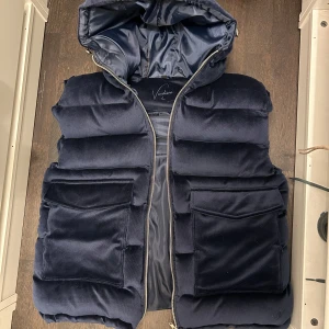Mörkblå väst från Vendiera - Fick denna väst i present men den var tyvärr inte i rätt storlek, det är varför jag säljer den. Den är väldigt skön att ha på sig och håller dig varm.  Storlek L. Skriv om du undrar något. Aldrig använd.
