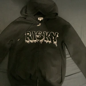 Risky zip-up - Säljer min Risky tröja då den var för stor på mig och har inte använt den