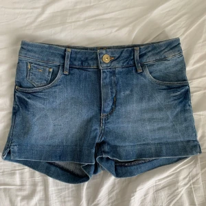 shorts - Snygga lågmidjade korta shorts från H&M! Bara använda ett fåtal gånger. ☀️