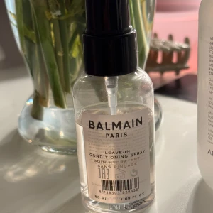 Leave-in Conditioning Spray från Balmain Paris - Säljer en Leave-in Conditioning Spray från Balmain Paris. Flaskan är genomskinlig med svart spraypump och etikett i vitt och svart. Perfekt för att återfukta och vårda håret utan att skölja ur. En lyxig hårvårdsprodukt för daglig användning🥰 Doftar super fräscht , typ som nytvättade kläder🌸