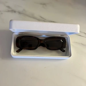 Solglasögon från Chimi - Snygga solglasögon från Chimi, tortoise med en rektangulär form och sköldpaddsmönster. De har mörka linser och kommer i ett stilrent vitt fodral. Köpta på vinted men aldrig använda av mig, i jättebra skick!