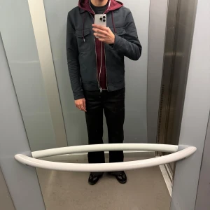 Svart jacka från Elvine - Snygg svart jacka från Elvine med dragkedja och krage. Perfekt vårjacka. Nypris 1600 mitt pris 399