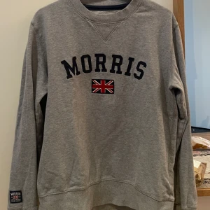 Grå sweatshirt från Morris - Säljer en grå sweatshirt från Morris. Tröjan har långa ärmar och ribbade muddar vid ärmslut och nederkant. Skriv vid frågor.Köper du Morris tröja plus gant = 399kr istället för 498kr