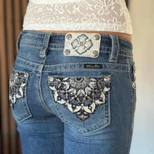 Miss me jeans - Lågmidjade bootcut jeans från miss me. Snygg design. Mycket bra skick, se bild. Mått: Innerbenslängd: 80cm   Midjemått rakt över: 32,5cm Modellen är 166cm lång. Fler bilder finns. Skriv gärna ifall du har några frågor! 💗 OBS se slitningar vid byxbenets slut