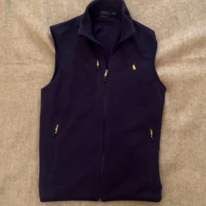 Polo Ralph lauren väst - Polo Ralph lauren fleece väst i topp skick, nypris 2199, modellen på bilden är 181cm