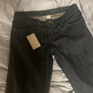 Burberry jeans mörkblå oanvända  - Oanvända Burberry jeans som legat i min garderob för länge och är helt oanvända men tag kvar på i storlek 32w 32 l