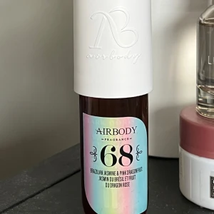 Airbody Fragrance 68 - Fräsch doft från Airbody med noter av brasiliansk jasmin och rosa drakfrukt. Flaskan har en regnbågsfärgad etikett och en vit spraykork. Perfekt för dig som älskar exotiska och blommiga dofter. Har använt 5 ml. Inspirerad av Sol de janeiro 