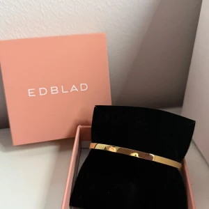 Edblad armband  - Fick i julklapp men andvänder tyvärr inte guld så helt oandvänt tyvärr. Lätt o få på och inga skrapor. Jätte fint armband verkligen men någon annan kanske får den till andvänding! Byten är också vid intresse! Ny pris 599kr mitt pris 450kr!