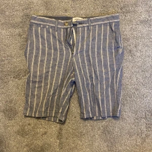 Dressmann linne shorts  - Säljer ett par riktigt feta linne shorts från dressmann. Storlek S. Shortsen passar perfekt nu till sommaren till en stilig sommar outfit! Hör av er vid funderingar!