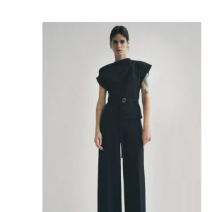 Svart oneshoulder topp med bälte - Söker denna topp!!! Köper för vilket pris som helst. 