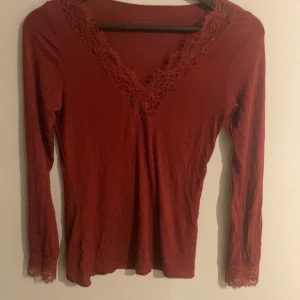 Vinröd Intimissimi tröja  -  Säljer denna vinröda Intimissimi tröja. Säljer för att jag aldrig får användning för den länge. Köpte den i slutet av december så den är bara använd ett fåtal gånger. Priset kan absolut diskuteras vid snabb affär. 