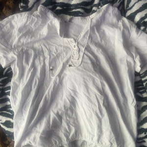 Gullig t-shirt  - Jätte gullig topp, säljer då den nästan aldrig kommer till användning🥲🥲Köpt på second hand!💗I storlek S/M 😁Skriv för mer bilder/info 