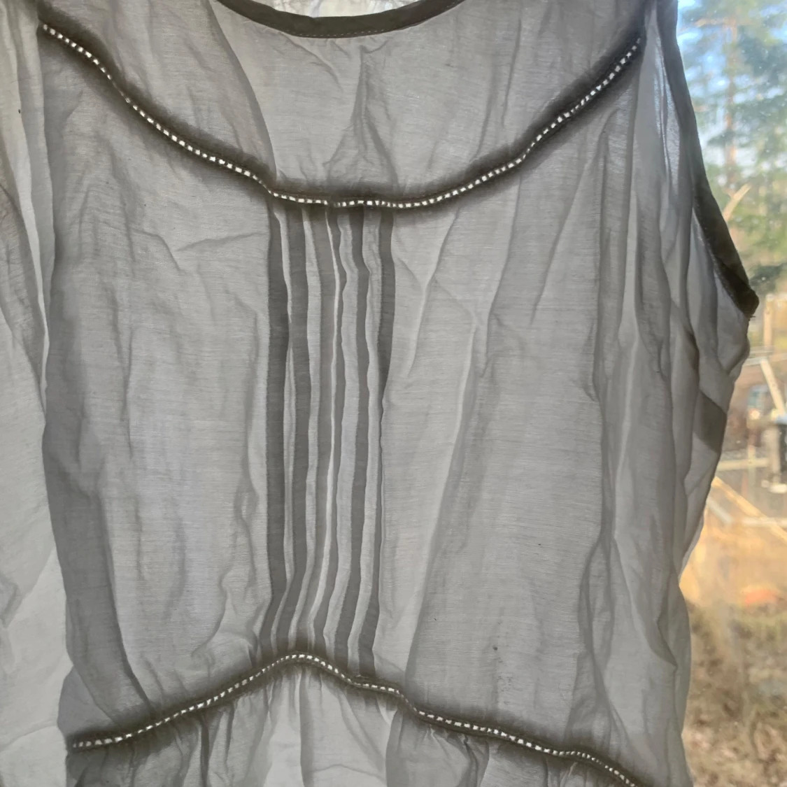 Vit ärmlös topp med spetsdetaljer - 2