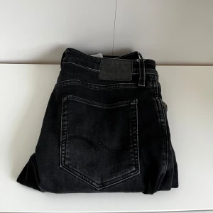 Svarta slim jeans från Jack & Jones - Snygga svarta slim jeans från Jack & Jones, modell Glenn. Tillverkade i ett bekvämt material som ger en bra passform.