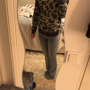 Blåa true religion jeans - Säljer ännu ett par true religions, suuuperfina o i modellen ”Becca” 💫 har använts ett par gånger men inte så ofta, men de har slitits en del vid hälarna. Inget annat att anmärka på då jag tagit bra hand om dom annars 🌺 nypris: 1299kr
